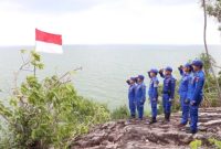 Polres Karimun Kibarkan Merah Putih di Pulau Terluar Indonesia. Foto: ANTARA 