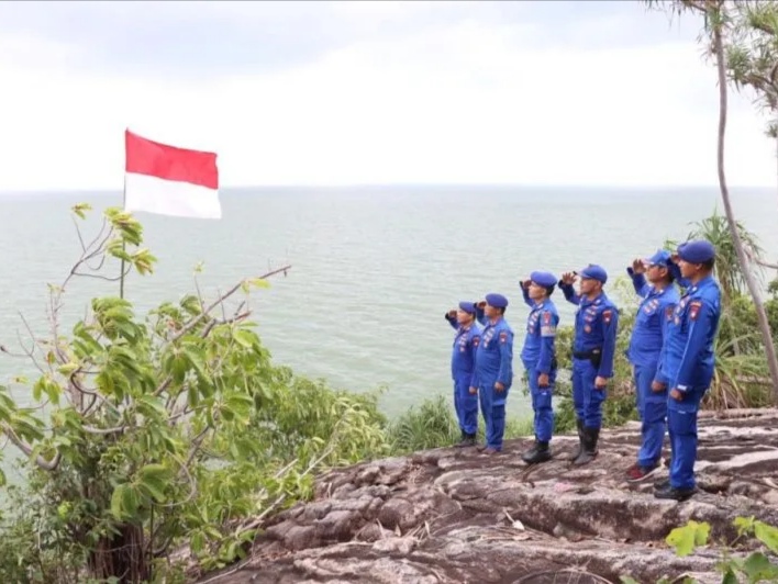 Polres Karimun Kibarkan Merah Putih di Pulau Terluar Indonesia. Foto: ANTARA 