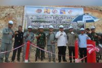 Kepala Kantor Keamanan Laut (Kamla) Zona Maritim Barat, Laksma Bakamla Hadi Pranoto (kelima dari kiri) berfoto bersama seusai peletakan batu pertama pembangunan rumah susun di Pulau Setokok, Barelang, Kota Batam, Kepulauan Riau, Sabtu, 13 Agustus 2022. Foto: BERITASATU 