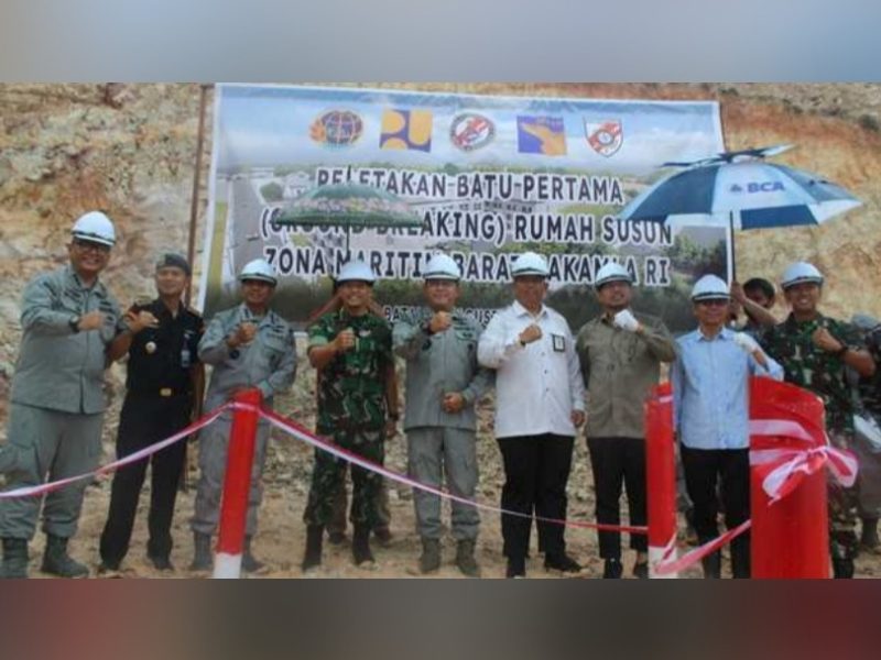 Kepala Kantor Keamanan Laut (Kamla) Zona Maritim Barat, Laksma Bakamla Hadi Pranoto (kelima dari kiri) berfoto bersama seusai peletakan batu pertama pembangunan rumah susun di Pulau Setokok, Barelang, Kota Batam, Kepulauan Riau, Sabtu, 13 Agustus 2022. Foto: BERITASATU