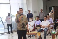 Gubernur Kepri Ansar Ahmad saat menyampaikan kata sambutan pada final lomba orasi 'Andai Aku Jadi Calon Kepala Daerah' yang digelar dalam rangka HUT ke-3 kantor berita Owntalk dan HUT RI ke-77, di Gedung DPRD Kota Batam, Sabtu 13 Agustus 2022. Foto: INIKEPRI.COM
