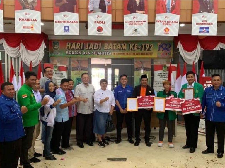 Para juara lomba orasi Andai Aku Jadi Calon Kepala Daerah berfoto bersama dewan juri dan perwakilan partai politik tingkat kota Batam. Foto: INIKEPRI.COM