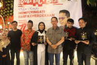 Wakil Wali Kota Batam Amsakar Achmad bersama para juara lomba baca puisi di Tunjuk Langit Coffee and Resto, Bengkong, Kota Batam. Foto: INIKEPRI.COM 