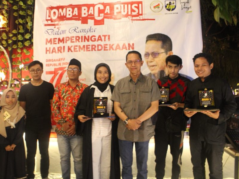 Wakil Wali Kota Batam Amsakar Achmad bersama para juara lomba baca puisi di Tunjuk Langit Coffee and Resto, Bengkong, Kota Batam. Foto: INIKEPRI.COM 