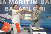 Kepala Kantor Kamla Zona Maritim Barat Laksma Hadi Pranoto dan Deputy Chief of Staff Naval Region 4 Snr Nguyen Van Ngan. Foto: ANTARA 