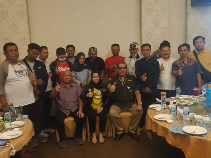 Pengurus DPW Khusus INAMPA KEPRI & ASEAN dan BUP PT Maccahma Dhina Hartiendspin menggelar ramah tamah dengan awak media di Restoran Kelong Baba, Tiban, Batam, Rabu 31 Agustus 2022. Foto: Istimewa 