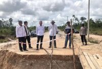 Kepala BPBD (dua dari kiri) saat mendampingi Wakil Bupati Natuna meninjau jembatan roboh akibat luapan sungai di Batubi, Natuna, Rabu (31/8/2022). Foto: ANTARA/HO-BPBD Natuna/Cherman