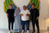 Armada Band berfoto bersama dengan owner Tunjuk Langit Resto and Coffee. Foto: INIKEPRI.COM