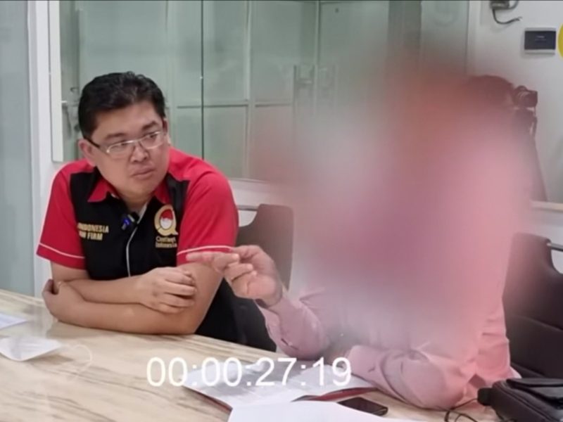 video di channel youtube QUOTIENT TV. narasumber bersama Alvin Lim dari LQ Indonesia Lawfirm pada Video itu menyampaikan modus setoran-setoran dari bandar Judi Online ke Polda yang disebutnya Rp250 juta per minggu. Foto: Tangkapan Layar