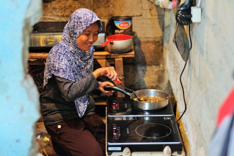 Perusahaan Listrik Negara (PLN) Persero membatalkan program pengalihan kompor gas (LPG) 3 kilogram (kg) ke kompor listrik, untuk menjaga kenyamanan masyarakat dalam pemulihan ekonomi pascapandemi COVID-19. Foto: Istimewa 