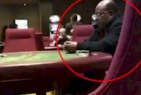 Sosok yang diduga Gubernur Papua Lukas Enembe sedang bermain judi. Foto: Istimewa 