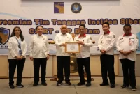 Penyerahan surat tanda Register CSIRT-BP Batam oleh Plt. Deputi Bidang Keamanan Siber dan Sandi Pemerintahan dan Pembangunan Manusia BSSN Hasto Prastowo. Foto : BP Batam 