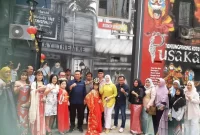 Gubernur Kepri Ansar Ahmad dan warga berfoto di depan mural tiga dimensi di Jalan Merdeka, Tanjungpinang, Sabtu (10/9). Foto: ANTARA/Ogen.