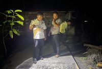 Wakil Bupati Lingga Neko Wesha Pawelloy melakukan tinjauan ke proyek semenisasi di Pulau Singkep, Lingga, Rabu (15/9/2022) malam. Foto: INIKEPRI.COM 