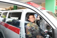 Gubernur Kepulauan Riau H. Ansar Ahmad menyerahkan Bantuan Kendaraan Hibah Pemerintah Provinsi Kepulauan Riau kepada Organisasi/ Yayasan Se-Kota Batam  tahun 2022. Foto: Diskominfo Kepri 