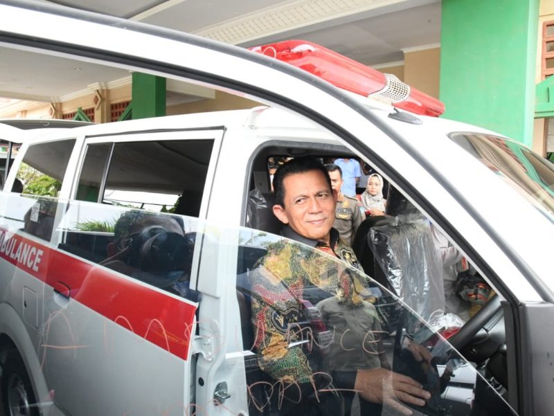 Gubernur Kepulauan Riau H. Ansar Ahmad menyerahkan Bantuan Kendaraan Hibah Pemerintah Provinsi Kepulauan Riau kepada Organisasi/ Yayasan Se-Kota Batam  tahun 2022. Foto: Diskominfo Kepri 