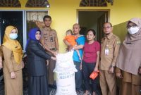 Wali Kota Tanjungpinang, Rahma menyerahkan bantuan beras Cadangan Pangan Pemerintah Daerah (CPPD) Tanjungpinang kepada penerima manfaat di Kota Tanjungpinang, Selasa (13/9/2022). Foto: Istimewa