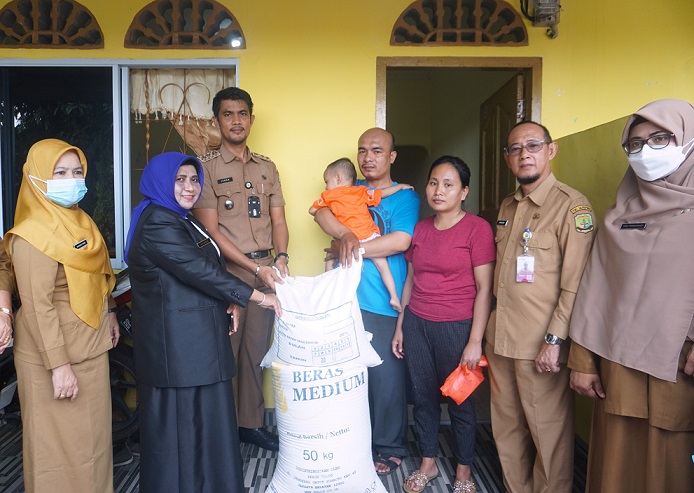 Wali Kota Tanjungpinang, Rahma menyerahkan bantuan beras Cadangan Pangan Pemerintah Daerah (CPPD) Tanjungpinang kepada penerima manfaat di Kota Tanjungpinang, Selasa (13/9/2022). Foto: Istimewa 