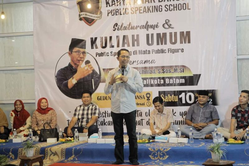 Wakil Wali Kota Batam Amsakar Achmad Beri Kuliah Umum di Depan Mahasiswa Karya Anak Bangsa. Foto: MC Batam 