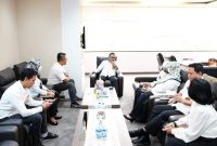 Badan Pertanahan Nasional (BPN) menyerahkan 17 persil sertifikat tanah kepada Pemerintah Kota (Pemko) Batam  di ruang kerja Sekdako, Rabu (14/9/2022). Foto: MC Batam 