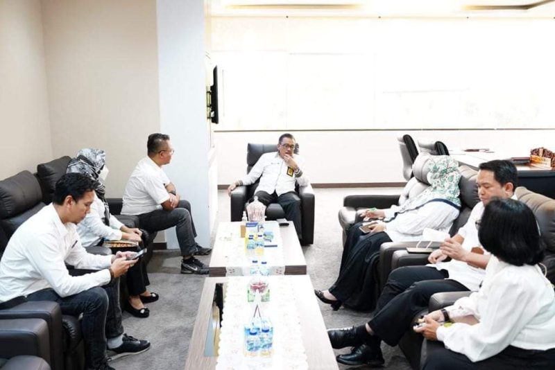 Badan Pertanahan Nasional (BPN) menyerahkan 17 persil sertifikat tanah kepada Pemerintah Kota (Pemko) Batam  di ruang kerja Sekdako, Rabu (14/9/2022). Foto: MC Batam 
