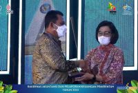 Gubernur Kepulauan Riau H. Ansar Ahmad menerima langsung penghargaan Pemda dengan raihan Opini Wajar Tanpa Pengecualian (WTP) untuk laporan keuangan dari Badan Pemeriksa Keuangan (BPK) minimal 10 kali (tahun) berturut-turut dari Kementerian Keuangan RI.  Foto: Diskominfo Kepri 