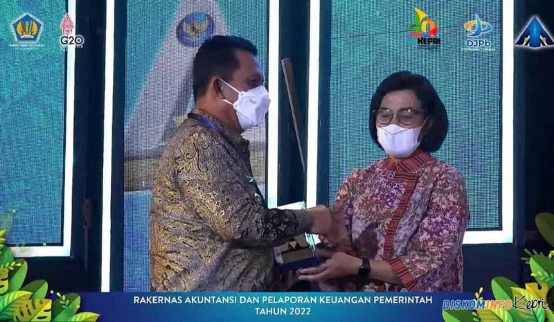 Gubernur Kepulauan Riau H. Ansar Ahmad menerima langsung penghargaan Pemda dengan raihan Opini Wajar Tanpa Pengecualian (WTP) untuk laporan keuangan dari Badan Pemeriksa Keuangan (BPK) minimal 10 kali (tahun) berturut-turut dari Kementerian Keuangan RI.  Foto: Diskominfo Kepri 