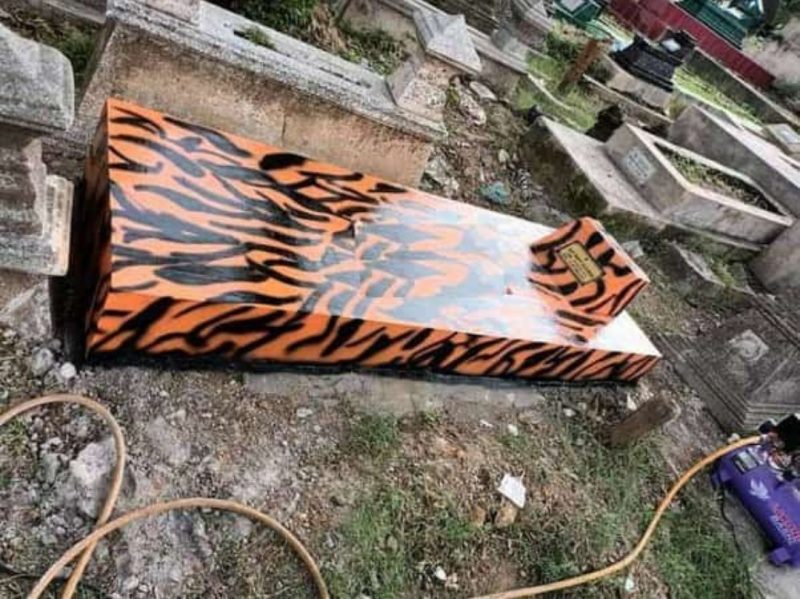 Makam dengan Corak Seperti Pemuda Pancasila. Foto: Twitter