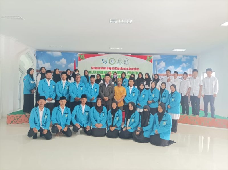 Ketua Sekolah Tinggi Agama Islam (STAI) Paduka Anambas, melantik Dewan Eksekutif Mahasiswa (DEMA), Himpunan Mahasiswa Program Studi Pendidikan Agama Islam (HIMA PAI), Himpunan Mahasiswa Program Studi Ekonomi Syariah (HIMA ESY) dan menutup secara resmi Pengenalan Kehidupan Kampus Mahasiswa Baru (PKKMB) angkatan pertama Tahun 2022, di aula masjid Baitul Makmur, Senin (5/9/2022).  Foto: INIKEPRI.COM 