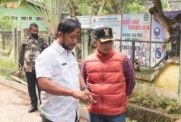 Wakil Bupati Kabupaten Lingga, Neko Wesha Pawelloy menemukan pengerjaan proyek yang tidak sesuai data Rincian Anggaran Pelaksana (RAP) pada
proyek pembangunan jalan semenisasi RW 10 (Lapangan Bakti) Kelurahan Dabo (1 PKT). Foto: Istimewa 