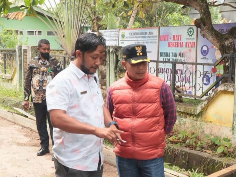 Wakil Bupati Kabupaten Lingga, Neko Wesha Pawelloy menemukan pengerjaan proyek yang tidak sesuai data Rincian Anggaran Pelaksana (RAP) pada
proyek pembangunan jalan semenisasi RW 10 (Lapangan Bakti) Kelurahan Dabo (1 PKT). Foto: Istimewa