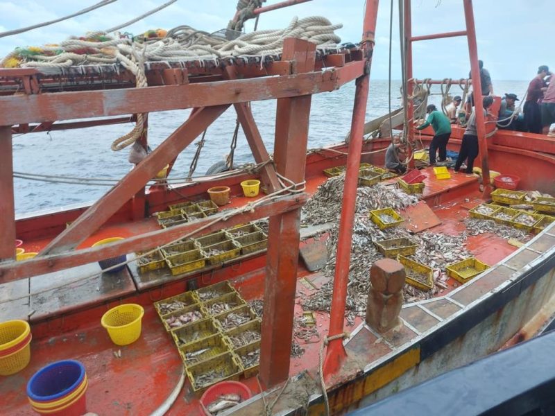 Kementerian Kelautan dan Perikanan melalui Direktorat Jenderal Pengawasan Sumber Daya Kelautan dan Perikanan (PSDKP), kembali meringkus dua Kapal Ikan Asing (KIA) yang melakukan aktifitas illegal fishing di perairan Indonesia. Penangkapan tersebut merupakan tindak lanjut informasi yang disampaikan oleh masyarakat kepada aparat KKP. Foto: PSDKP 