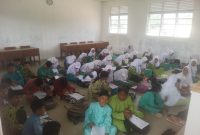 Siswa kelas 6 SDN 004 Lubukbaja Belajar Tanpa Meja dan Kursi. Foto: INIKEPRI.COM 
