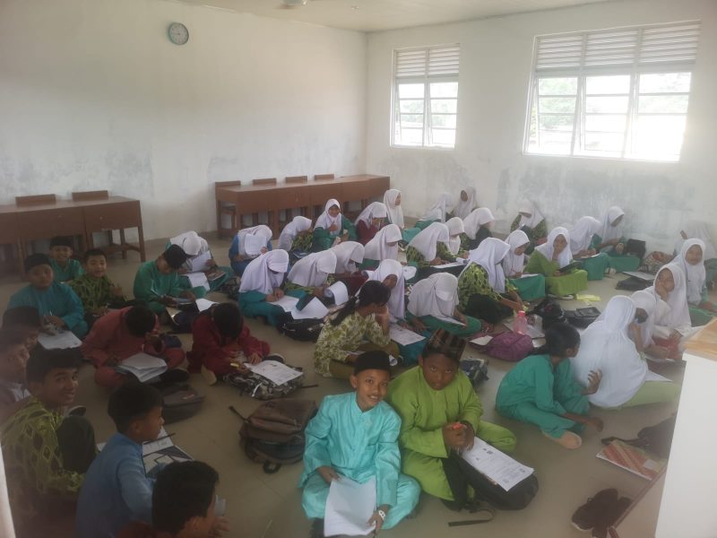Siswa kelas 6 SDN 004 Lubukbaja Belajar Tanpa Meja dan Kursi. Foto: INIKEPRI.COM 