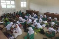 Siswa kelas 6 SDN 004 Lubukbaja belajar tanpa meja dan kursi. Foto: INIKEPRI.COM 