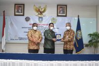 Gubernur Kepri Ansar Ahmad, Bupati Karimun Aunur Rafiq dan Plt. Dirjen Perhubungan Kemenhub Nur Isnin Istiartono menandatangani nota kesepakatan pembangunan dan pengembangan Bandara RHA Karimun di Jakarta, Rabu (21/9). Foto: ANTARA/Humas Pemprov Kepri