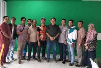 Surya Makmur Nasution menerima warga Tiban Riau Bertuah yang mengadukan layanan SPAM Batam. Foto: Istimewa 