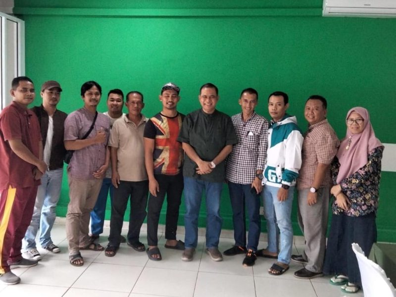 Surya Makmur Nasution menerima warga Tiban Riau Bertuah yang mengadukan layanan SPAM Batam. Foto: Istimewa 