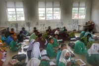 Siswa kelas 6 SDN 004 Lubukbaja Belajar Tanpa Meja dan Kursi. Hal ini sudah terjadi sudah dua tahun. Foto:INIKEPRI.COM 