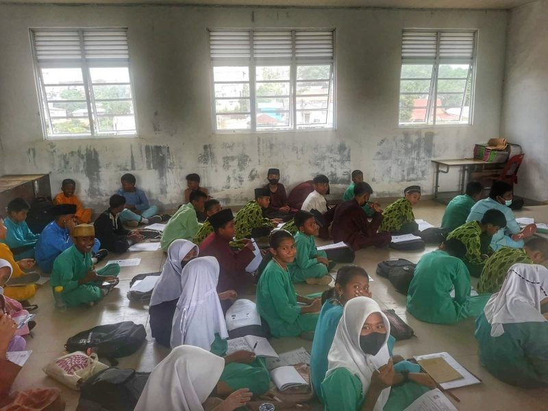 Siswa kelas 6 SDN 004 Lubukbaja Belajar Tanpa Meja dan Kursi. Hal ini sudah terjadi sudah dua tahun. Foto:INIKEPRI.COM 