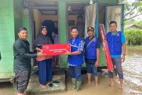 Wakil Bupati Lingga Neko Wesha Pawelloy turun langsung ke korban banjir di sejumlah titik di Kabupaten Lingga. Foto: INIKEPRI.COM 