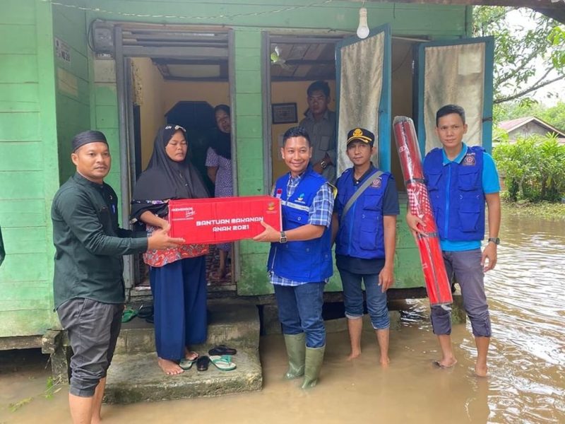 Wakil Bupati Lingga Neko Wesha Pawelloy turun langsung ke korban banjir di sejumlah titik di Kabupaten Lingga. Foto: INIKEPRI.COM 