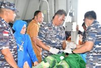 Komandan Pangkalan TNI Angkatan Laut (Lanal) Ranai Kolonel Laut (P) Arif Prasetyo I (kiri) saat kegiatan sunatan massal dan donor darah di Pelabuhan Faslabuh TNI Angkatan Laut Selat Lampa, Sabang Mawang, Natuna Provinsi Kepulauan Riau dalam rangka HUT TNI AL ke 77, Selasa (6/9). Foto: ANTARA 