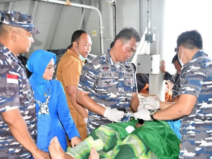 Komandan Pangkalan TNI Angkatan Laut (Lanal) Ranai Kolonel Laut (P) Arif Prasetyo I (kiri) saat kegiatan sunatan massal dan donor darah di Pelabuhan Faslabuh TNI Angkatan Laut Selat Lampa, Sabang Mawang, Natuna Provinsi Kepulauan Riau dalam rangka HUT TNI AL ke 77, Selasa (6/9). Foto: ANTARA 