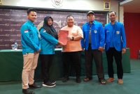 Hazarin Firda menyerahkan berkas calon ketua KNPI Kota Batam ke ketua SC Musda ke-XI Irmawati Puji Lestari. Foto: INIKEPRI.COM 