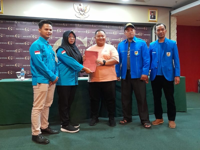 Hazarin Firda menyerahkan berkas calon ketua KNPI Kota Batam ke ketua SC Musda ke-XI Irmawati Puji Lestari. Foto: INIKEPRI.COM 