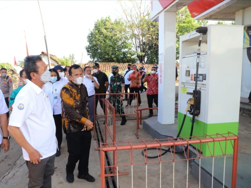 Menteri KP Trenggono saat mengecek ketersediaan bahan bakar minyak (BBM) bersubsidi untuk para nelayan di TPI Tawang, Kabupaten Kendal, Jawa Tengah, Minggu (11/9/2022). Foto: Istimewa 