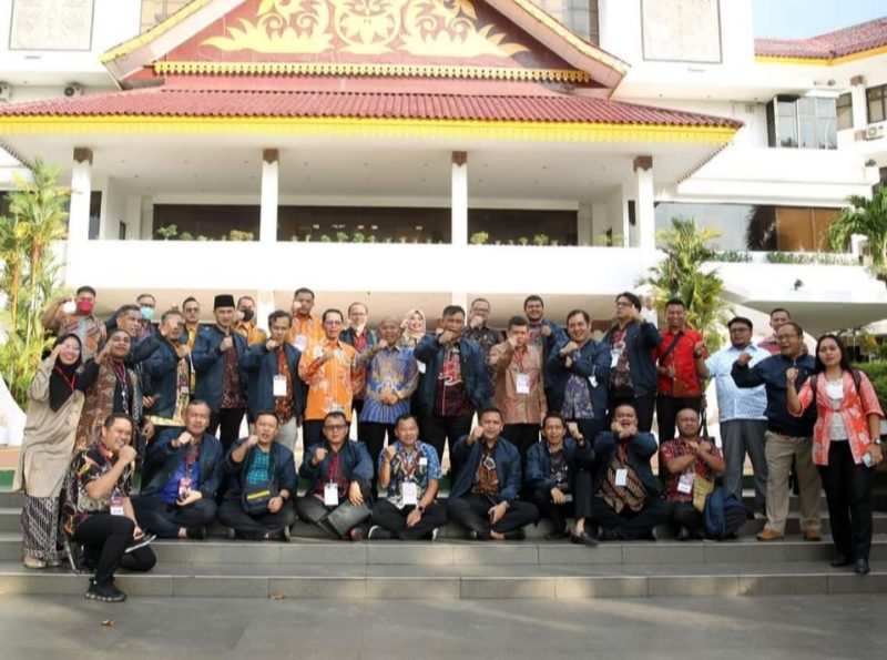 Wakil Wali Kota Batam Amsakar Achmad membuka secara resmi seminar nasional pelaksanaan pembangunan dengan penerapan agentification program doktoral IPDN angkatan X di Swisbell Hotel Harbour Bay, Senin (12/9). Foto: MC Batam 