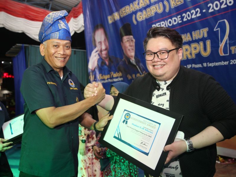 Ketua Umum DPP GARPU Pietra M Paloh menyerahkan Achievement Award ke Hendra @Bigguytravels. Foto: INIKEPRI.COM 