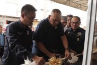 Ketua Umum DPP GARPU Pietra M Paloh menggunting pita peresmian kantor DPW GARPU Kepri didampingi Sekjen Husendro SH dan ketua DPW Kepri Muhammaddong. Foto: INIKEPRI.COM 